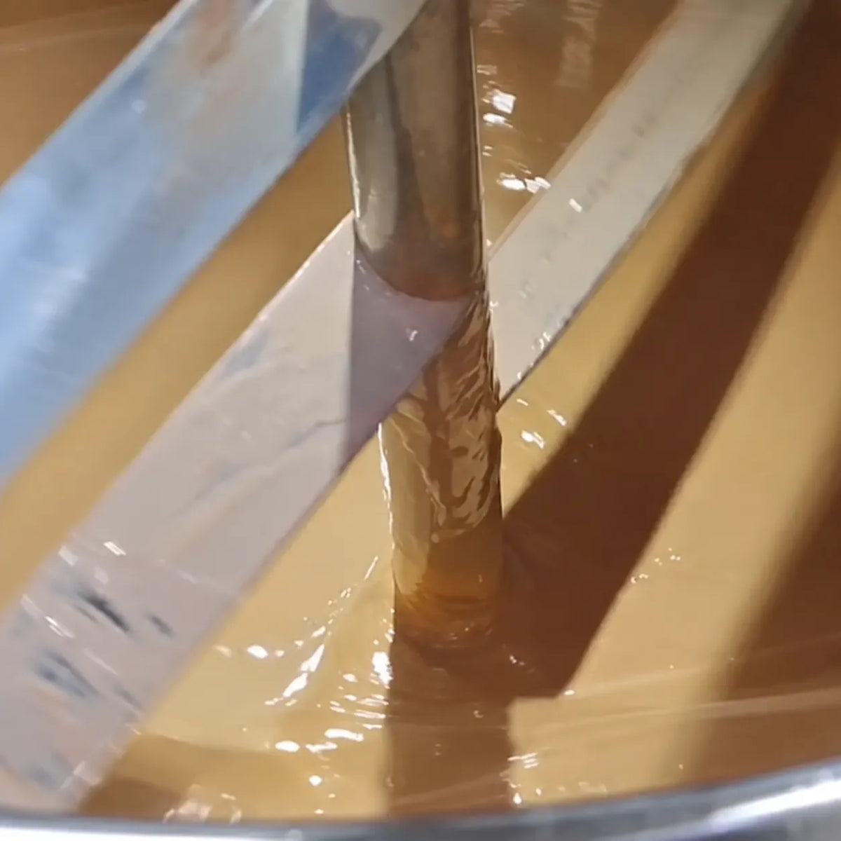 How liquid foundation is made through controlled mixing during the KAIYA foundation manufacturing process