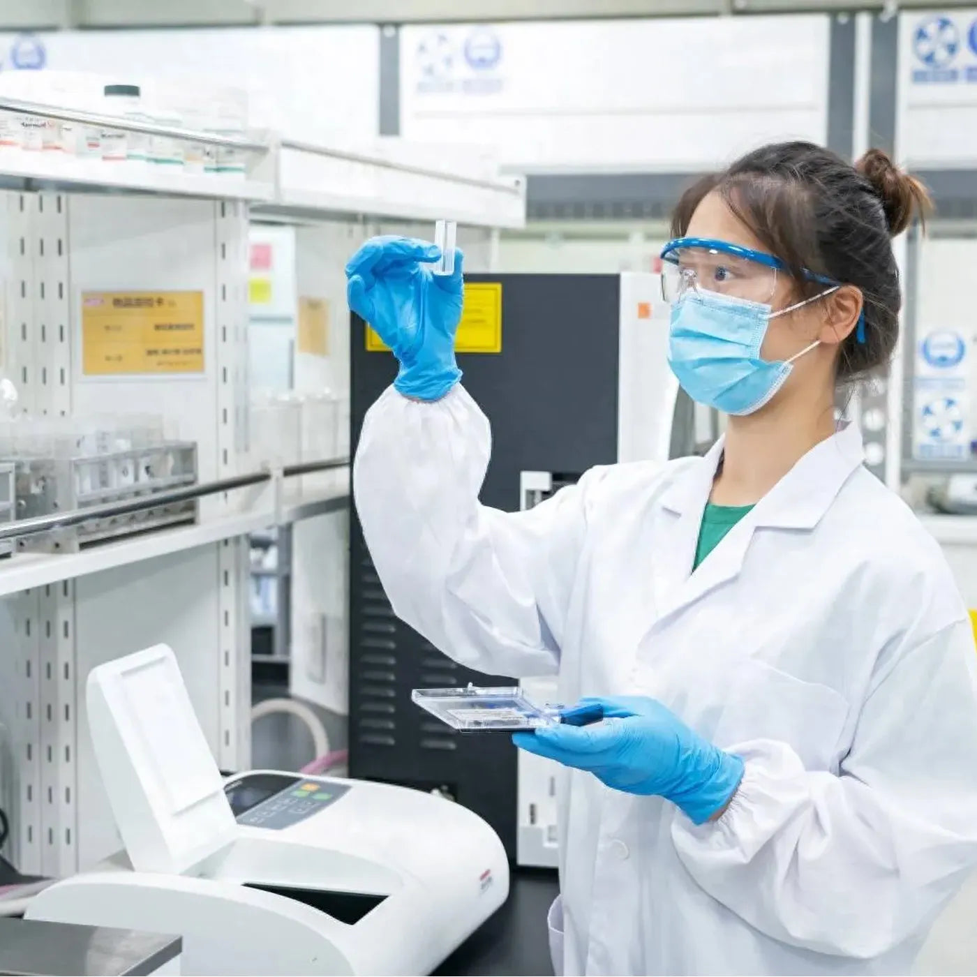 Our professional chemist working in the cosmetic development labs to manage the end-to-end cosmetic product development process and advanced cosmetic formulation development.