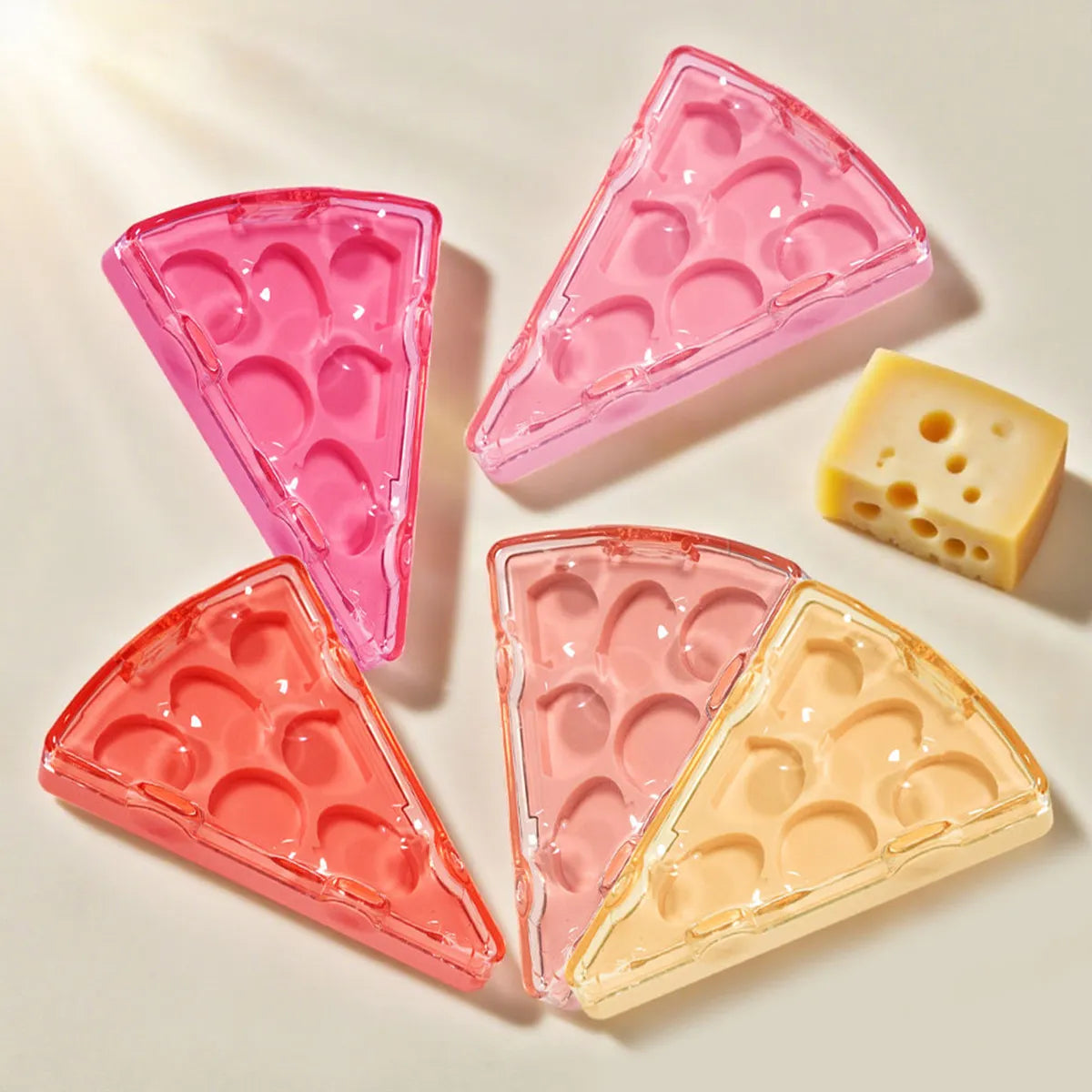 Empty eyeshadow palette in 6-pan pizza shape design by Kaiya